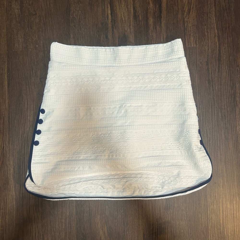 L’etoile Sport side snap skort in white.
